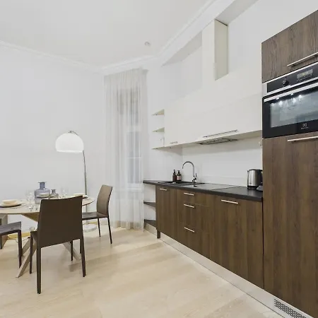 1br In A Renovated Historic Building 아파트 *